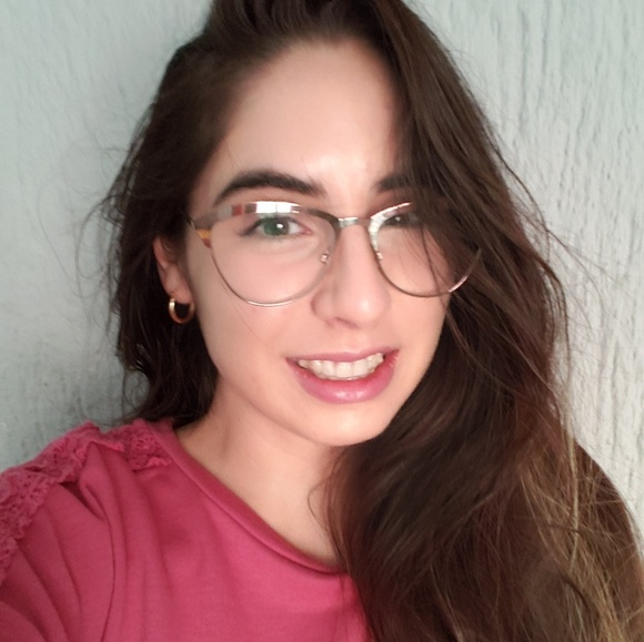 Meet your Posher, Carina - Picture 1 of 1